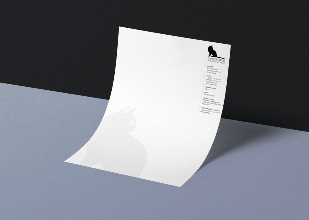Ein Blatt Papier mit der Silhouette einer Katze darauf.