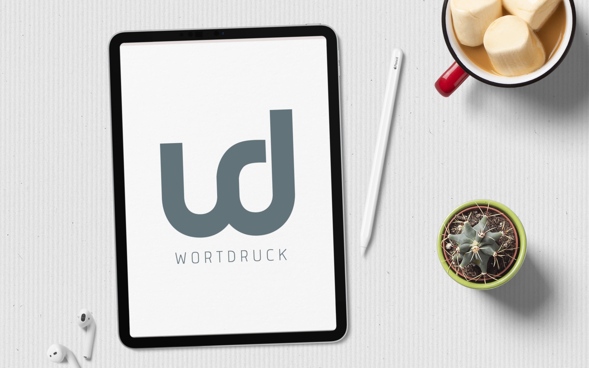 Ein iPad mit dem WordDuck-Logo neben einer Tasse Kaffee.